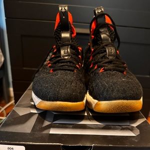 Lebrón XV black/black sail Size 5 Youth. Good condition!